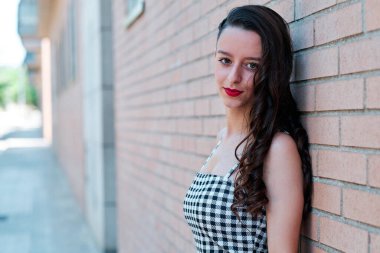 Genç esmer model kameraya bakıyor.