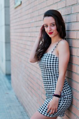 Genç esmer model kameraya bakıyor.