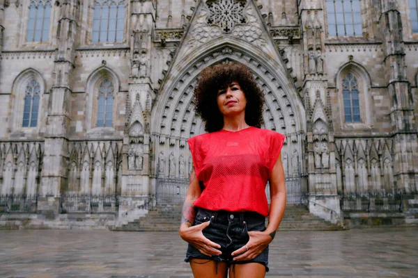 Зрелая женщина перед кафедральным собором Барселоны в красной рубашке — стоковое фото