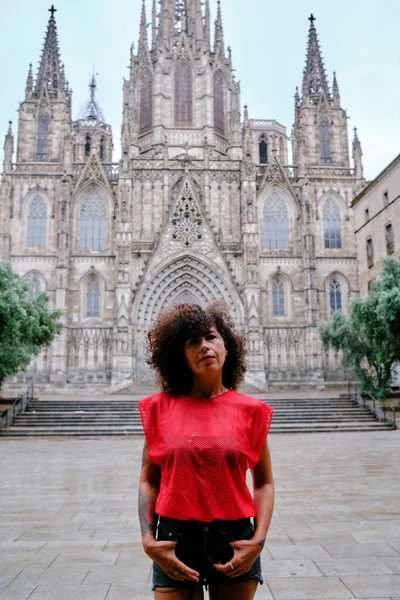 Dojrzała kobieta przed katedrą w Barcelonie w czerwonej koszuli — Zdjęcie stockowe