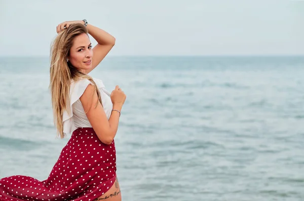 曇り空の夏の日に一人で海の前に立つ若い女性 — ストック写真