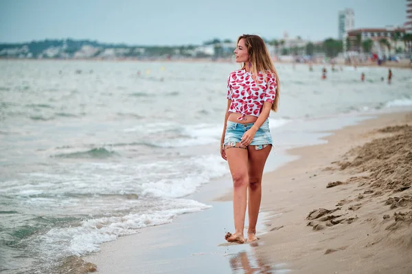 Jeune femme à la plage un jour d'été — Photo