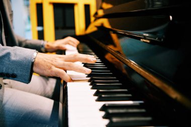Piyano çalan adam elleri