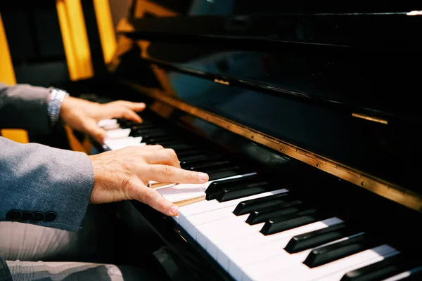人的手弹钢琴 — 图库照片