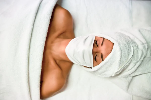 Kobieta w spa z maską ochronną - nowa normalna — Zdjęcie stockowe