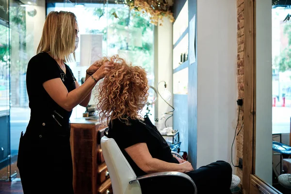 Mujer en peluquería con máscaras protectoras —  Fotos de Stock