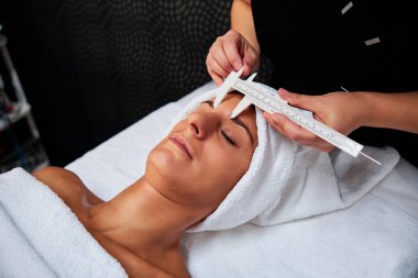 Bir kadın mikro-kaş yapıyor.