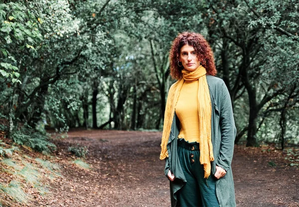 Felnőtt nő egy erdőben - őszi koncepció — Stock Fotó