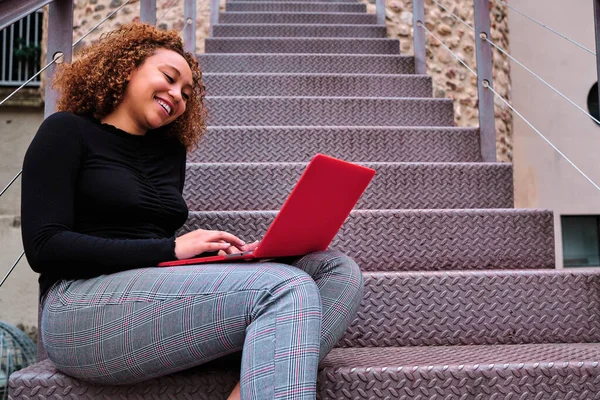 Joven afroamericana mujer usando computadora al aire libre —  Fotos de Stock