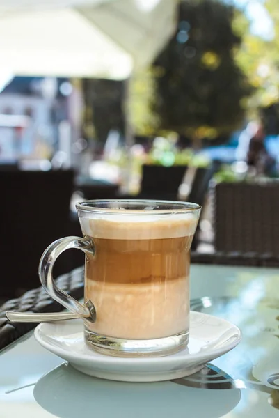 Cam masa üzerinde caffe latte