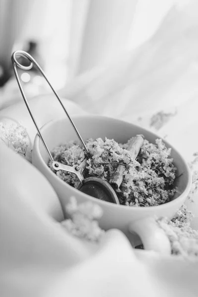 Çiçek ve baharat çay B&W Kupası