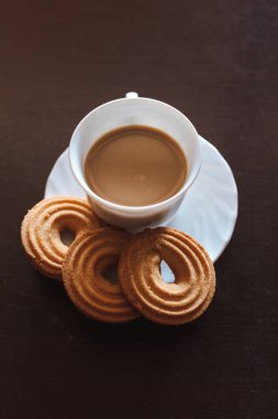 Sabah kahve ve üç yuvarlak şekilli bisküvi