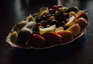 Tabak üzüm ve dilimlenmiş elma ve armut