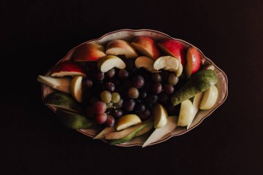 Tabak üzüm ve dilimlenmiş elma ve armut