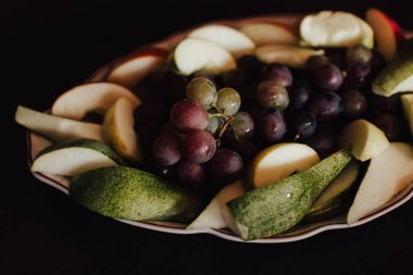 Tabak üzüm ve dilimlenmiş elma ve armut