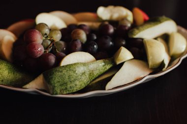 Tabak üzüm ve dilimlenmiş elma ve armut