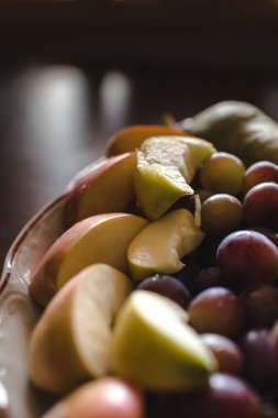 Tabak üzüm ve dilimlenmiş elma ve armut