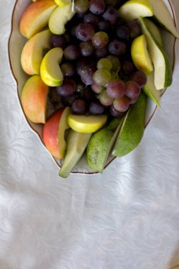 Tabak üzüm ve dilimlenmiş elma ve armut