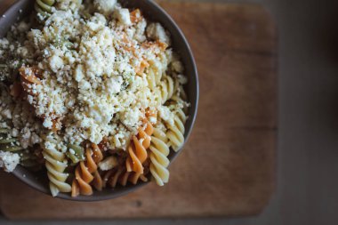 Üç renk düdük dereotu gri bir kasede peynir ile