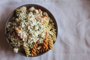 Üç renk düdük dereotu gri bir kasede peynir ile