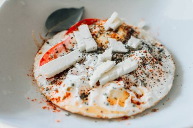 Kızarmış yumurta peynir ve kahvaltı sabah ışık için baharat