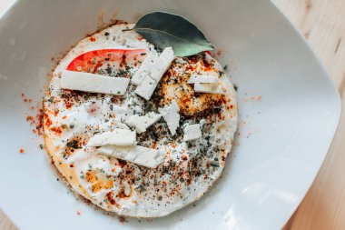 Mutfak penceresinden dört olgun armut