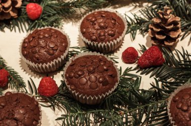 Kağıt, biraz kırmızı mükemmel ahududu, iki çam kozalakları ve bazı yeşil Çamın dalları beş çikolatalı kek