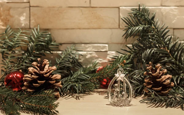 Cam Christmas dekorasyon, iki kırmızı çan, iki çam kozalakları ve bazı yeşil Çamın dalları