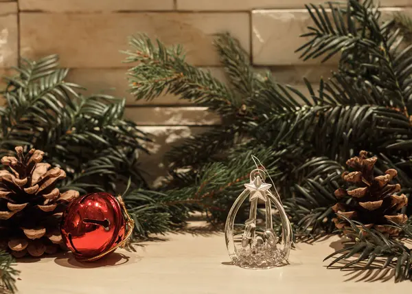 Cam Christmas dekorasyon, bir kırmızı bell, iki çam kozalakları ve bazı yeşil Çamın dalları