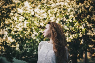 yeşil bir ormanda güzel kız