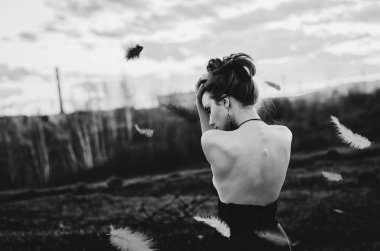 yeşil bir ormanda güzel kız