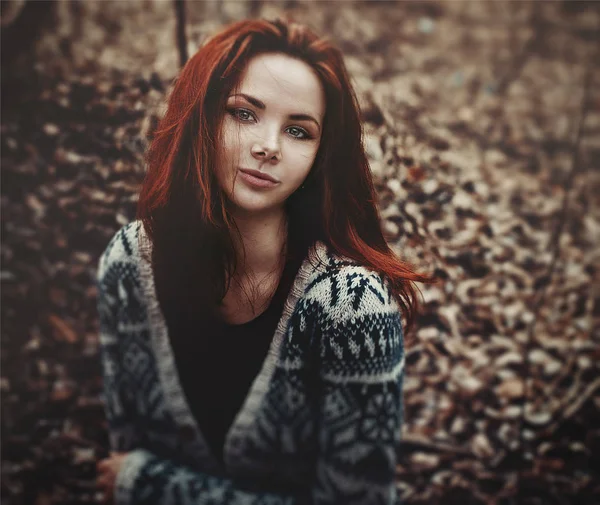 Sonbahar Ormanlarında Güzel Bir Kız — Stok fotoğraf