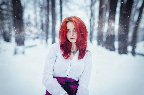 Jovem Com Cabelos Vermelhos Bruxa Fria Inverno — Fotografia de Stock