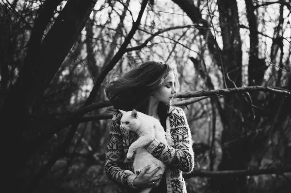 女孩在树林里与她的白猫 — 图库照片