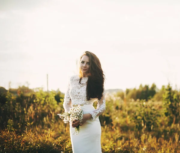 Romantik Kız Alanında Güzel Beyaz Elbise — Stok fotoğraf