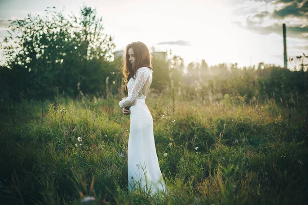 Romantik Kız Alanında Güzel Beyaz Elbise — Stok fotoğraf