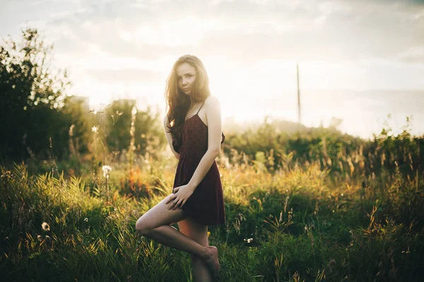 Kız Bir Kısa Dress Nature Tazelik Günbatımı — Stok fotoğraf