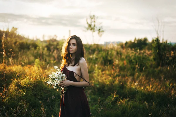 Kız Bir Kısa Dress Nature Tazelik Günbatımı — Stok fotoğraf