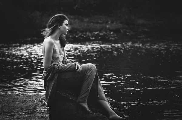 女孩在秋天的森林 童话般的倒影在湖中 — 图库照片