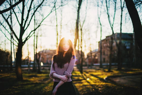 Ragazza Raggi Del Tramonto Città Russa Autunno — Foto Stock