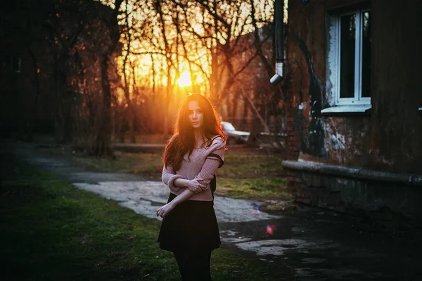 Büyüleyici Kızıl Saçlı Girl Forest Yürüyüş — Stok fotoğraf