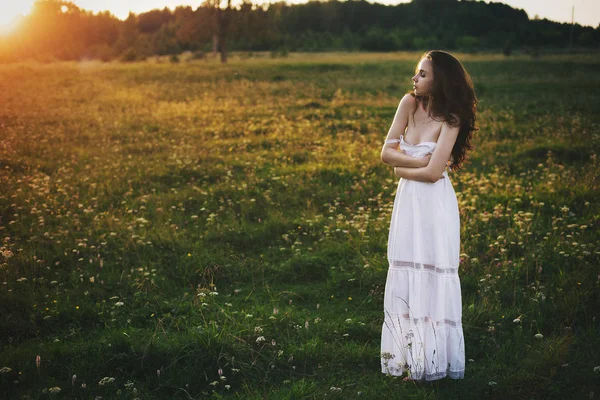 在田野里的浪漫女孩 漂亮的白色连衣裙 — 图库照片