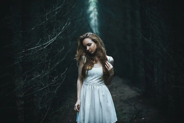 美丽的女孩在一片绿色的森林 — 图库照片