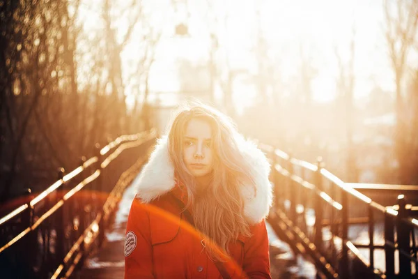 Güneşin Işınları Kız Rus Şehri Sonbahar — Stok fotoğraf