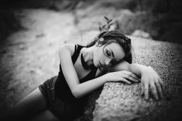 温柔的女孩在一个天然的石头 黑白照片 — 图库照片