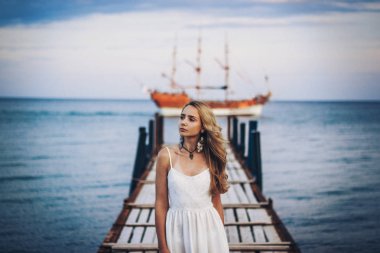 pier girl on. deniz ve gemi