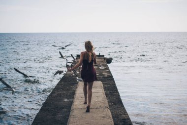 elbiseli kıza iskelede çalışan