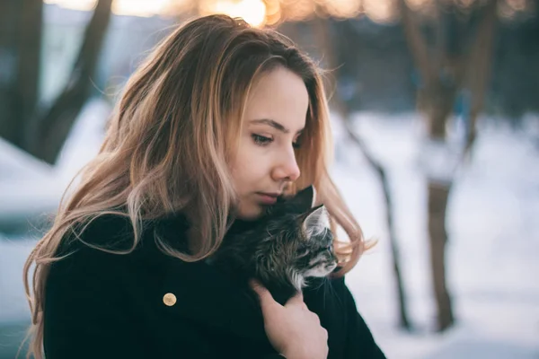 女孩在树林里与她的白猫 — 图库照片