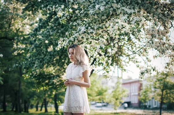 Bir Yeşil Işık Parkta Elbiseli Kız — Stok fotoğraf