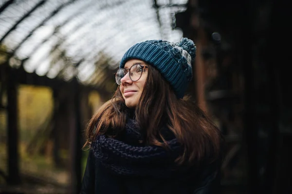 Ragazza Bruna Occhiali Sulle Rovine Edificio Industriale — Foto Stock